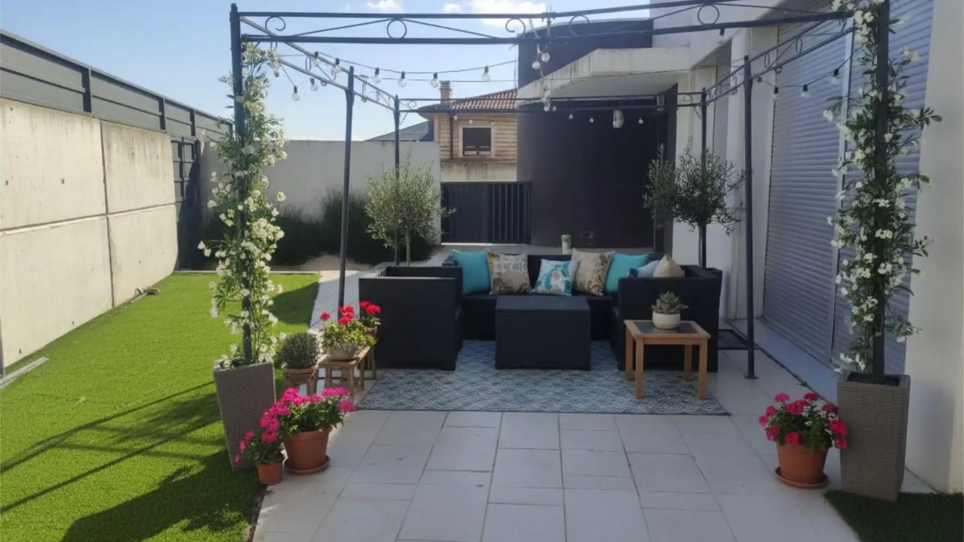 Terrassa de Casa o xalet en venda en León Capital  amb Calefacció, Jardí privat i Piscina