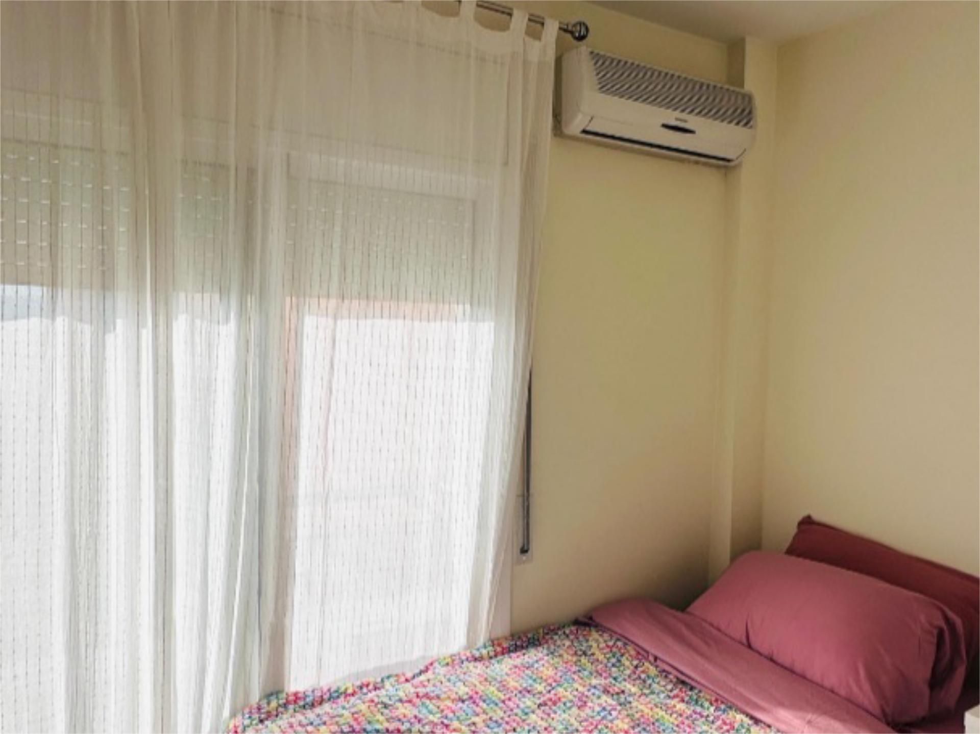 Flat for share in Plaça de Sant Pere, 13, Centre - Estació Bedroom of Flat for share in Sant Cugat del Vallès with Air Conditioner, Heating and Balcony