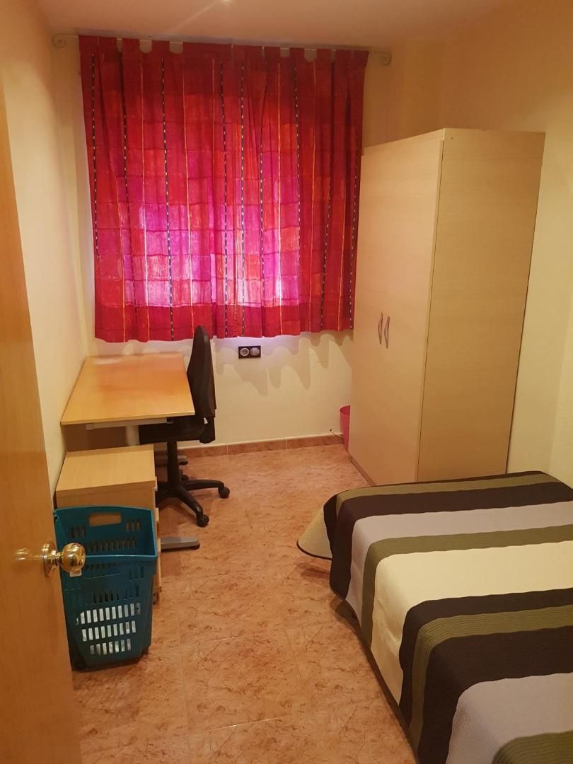 Habitación de Piso para compartir en Sant Boi de Llobregat con Calefacción, Terraza y Amueblado