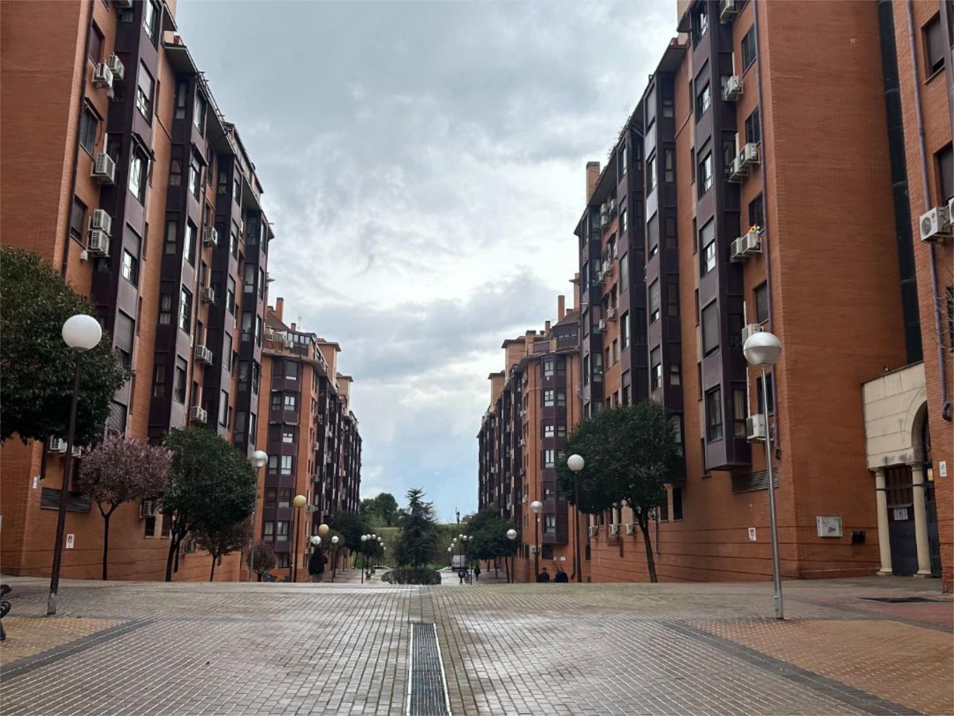 Piso en venta en Calle Dodge, 1, Orcasitas Vista exterior de Piso en venta en Madrid Capital con Aire acondicionado, Calefacción y Jardín privado