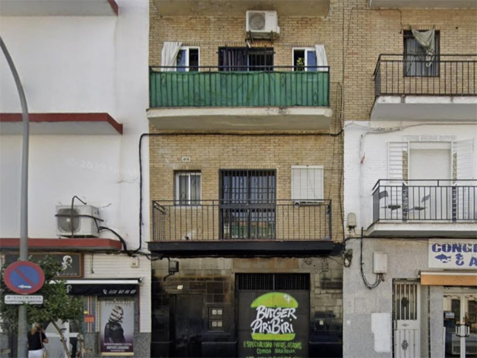 Vista exterior de Piso en venta en  Sevilla Capital con Terraza, Amueblado y Balcón