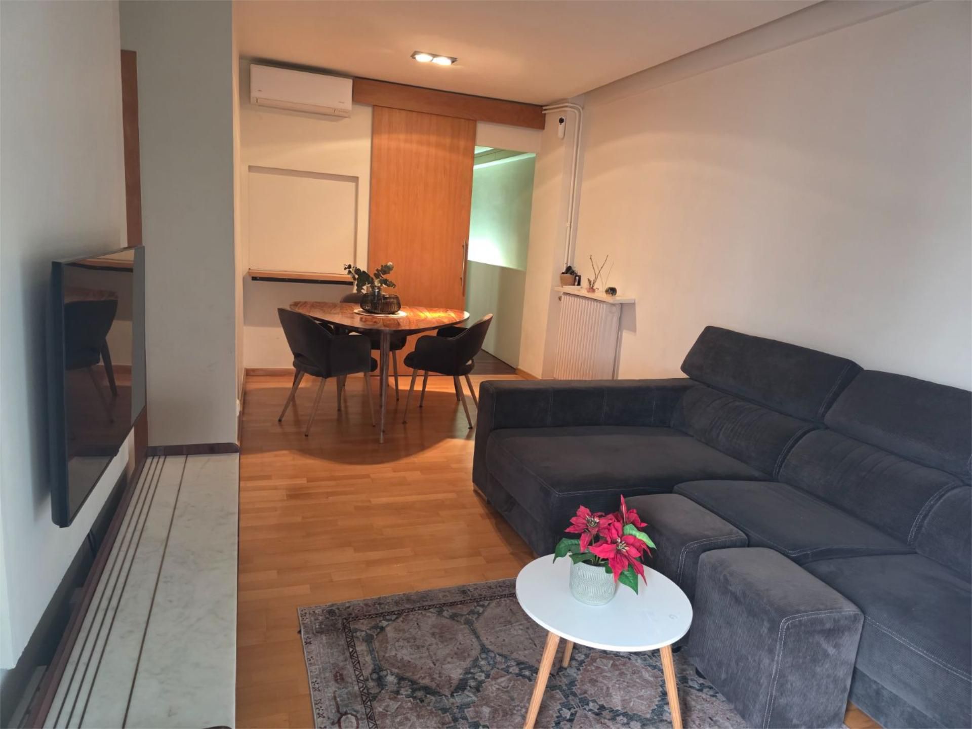 Living room of Attic for share in  Barcelona Capital  with Air Conditioner, Heating and Parquet flooring
