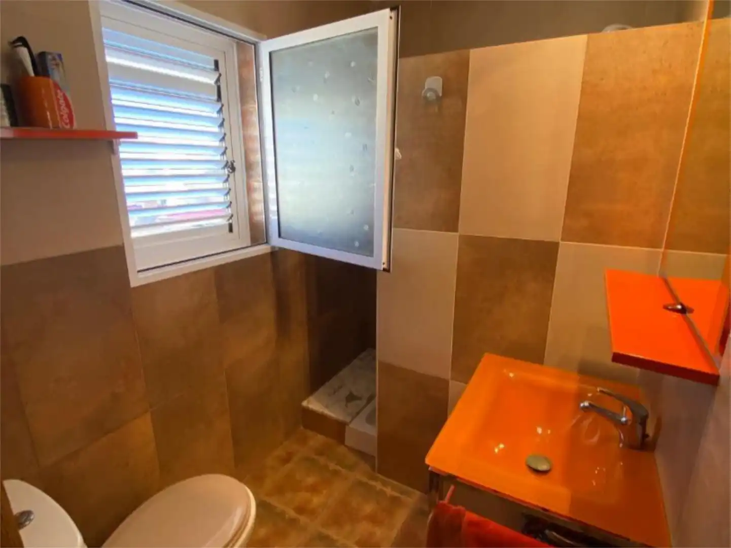 Badezimmer von Wohnung zum Verkauf in Torrevieja mit Schwimmbad und Balkon