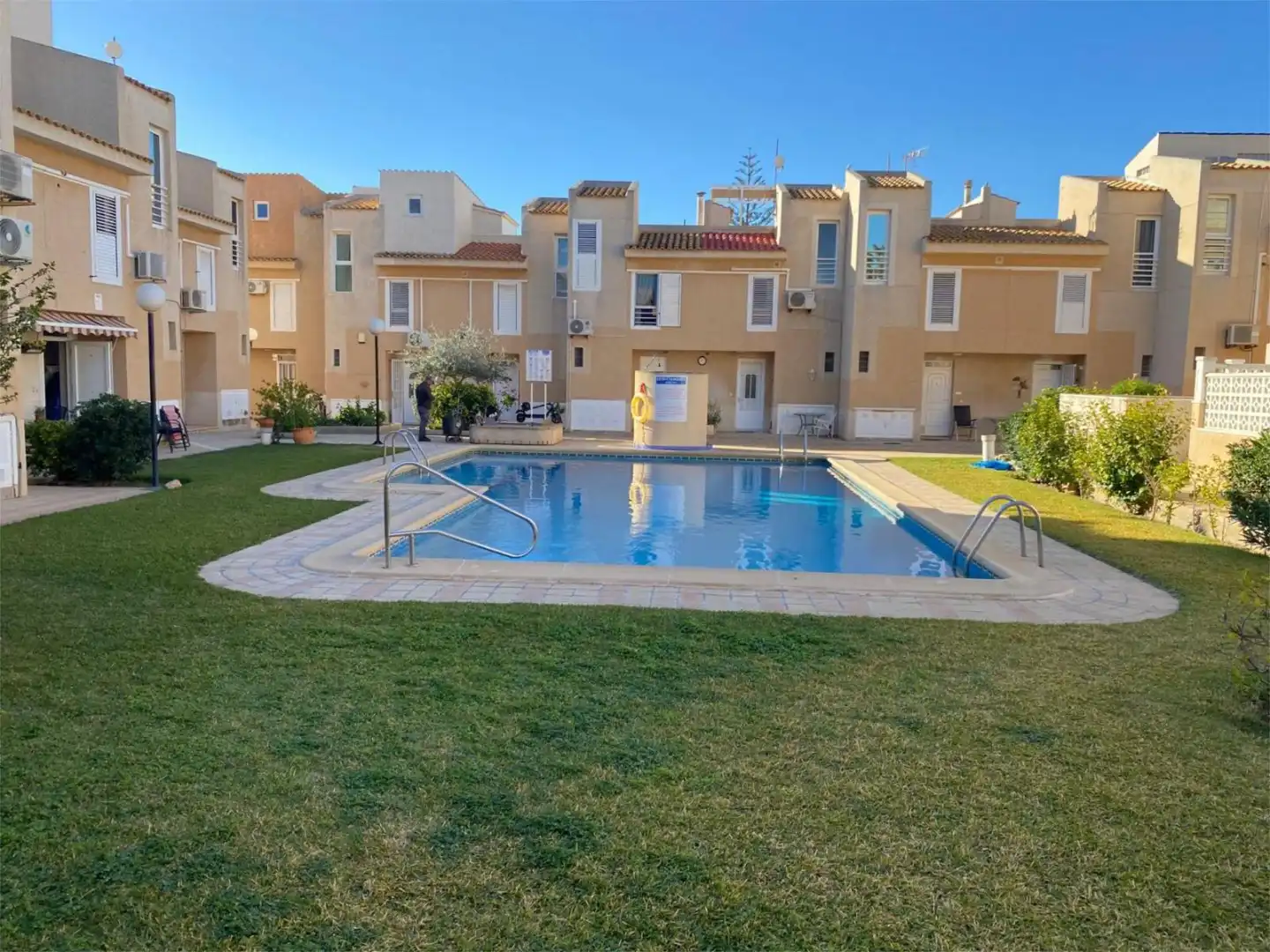 Schwimmbecken von Wohnung zum Verkauf in Torrevieja mit Schwimmbad und Balkon