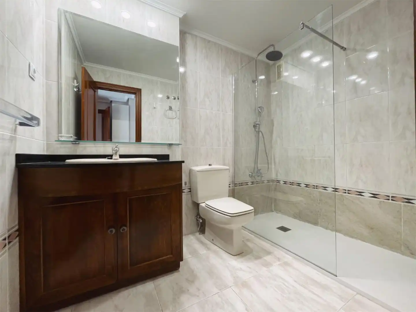 Piso en venta en Landabarri Bidea, 34, Artatza - Pinueta - Pinosolo Baño de Piso en venta en Leioa con Terraza