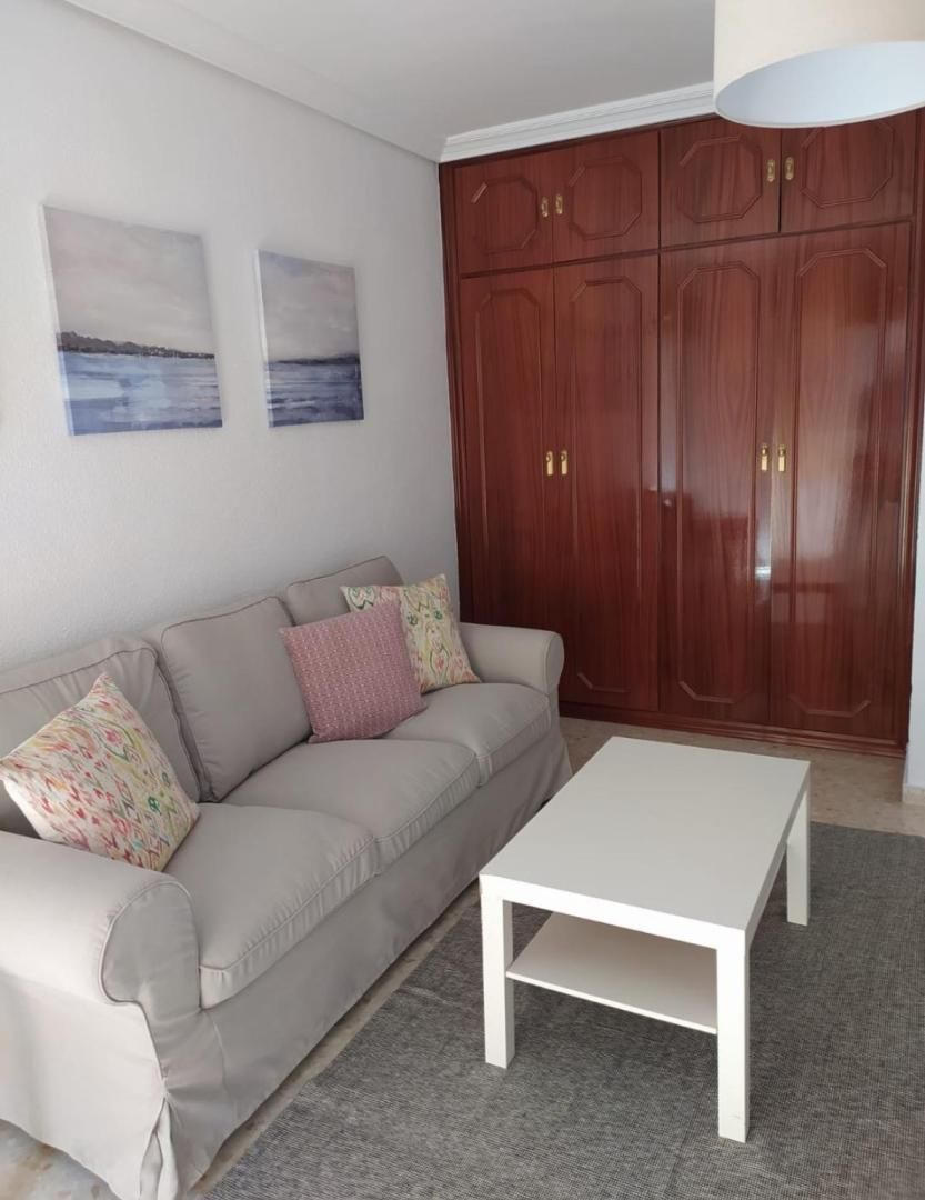 Apartament de lloguer a Argüello Carvajal Teologo Siglo XVII, 28, La Estación Sala d'estar de Apartament de lloguer en Badajoz Capital amb Aire condicionat, Moblat i Balcó