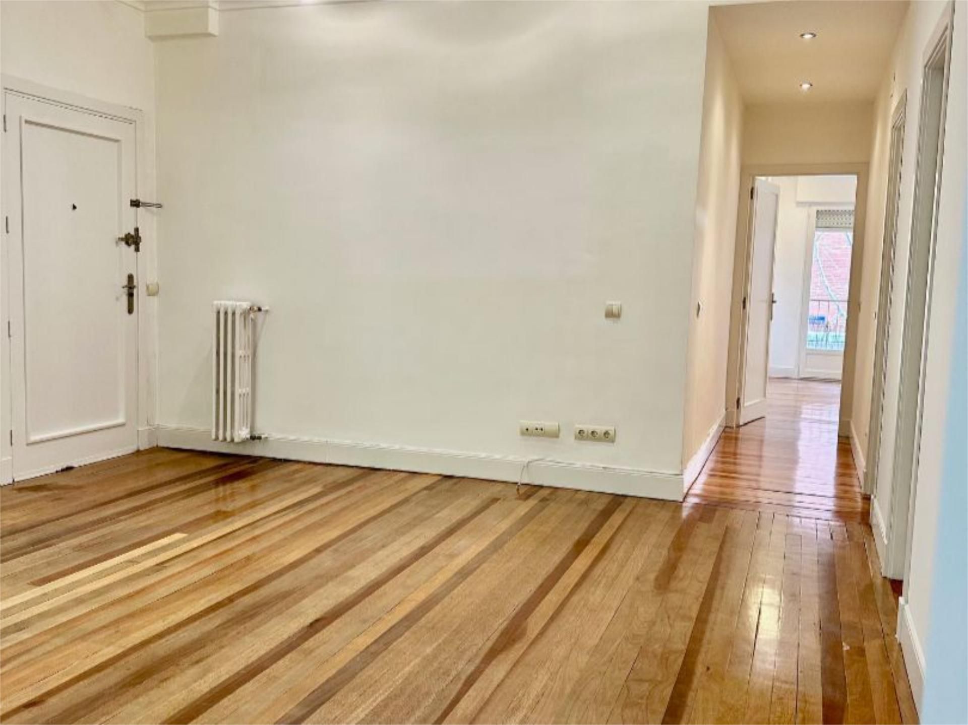 Piso de alquiler en  Madrid Capital con Calefacción, Parquet y Balcón