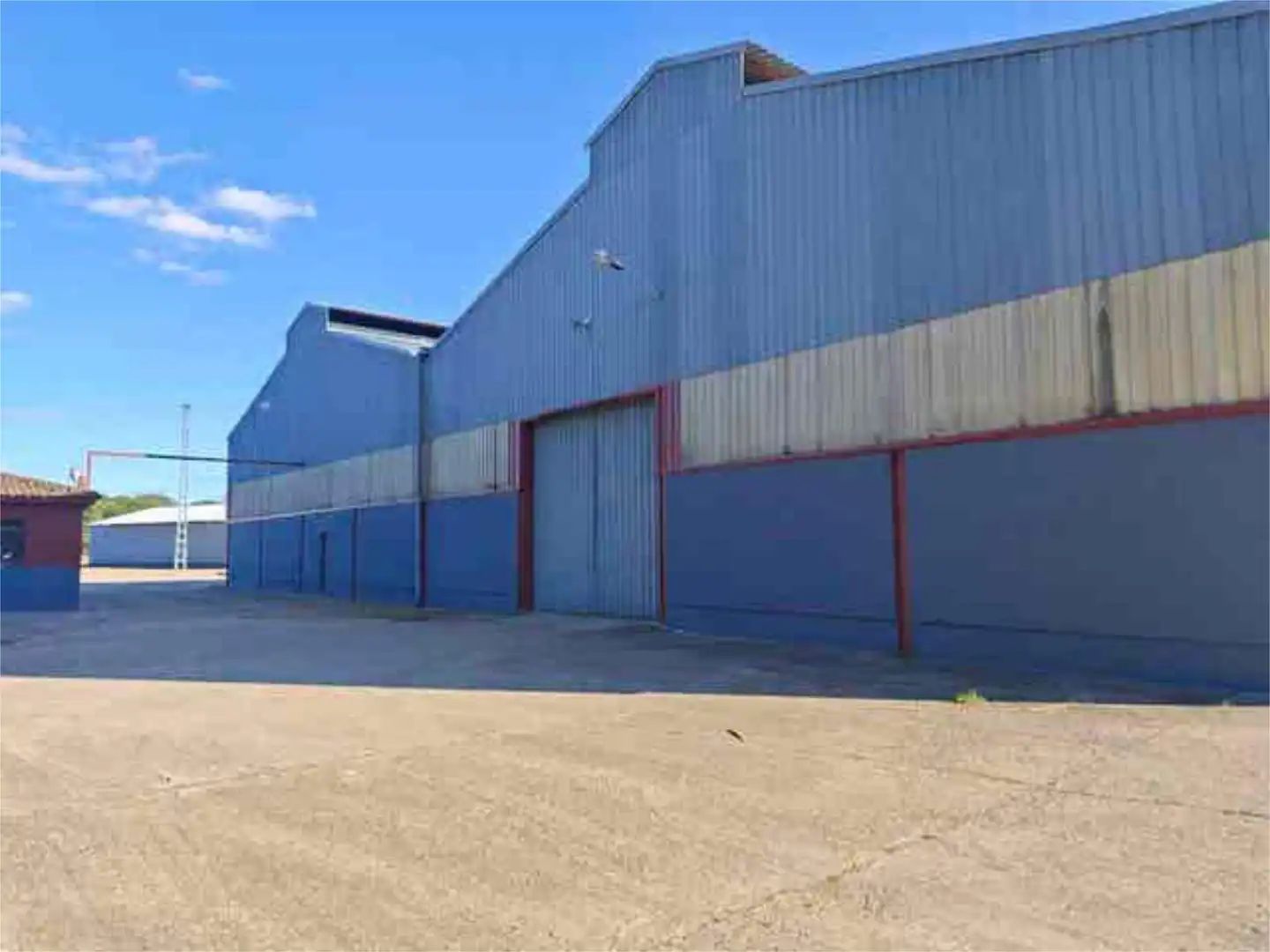 Fabrikhallen zur Miete in Alcazarén Außenansicht von Fabrikhallen zur Miete in Alcazarén