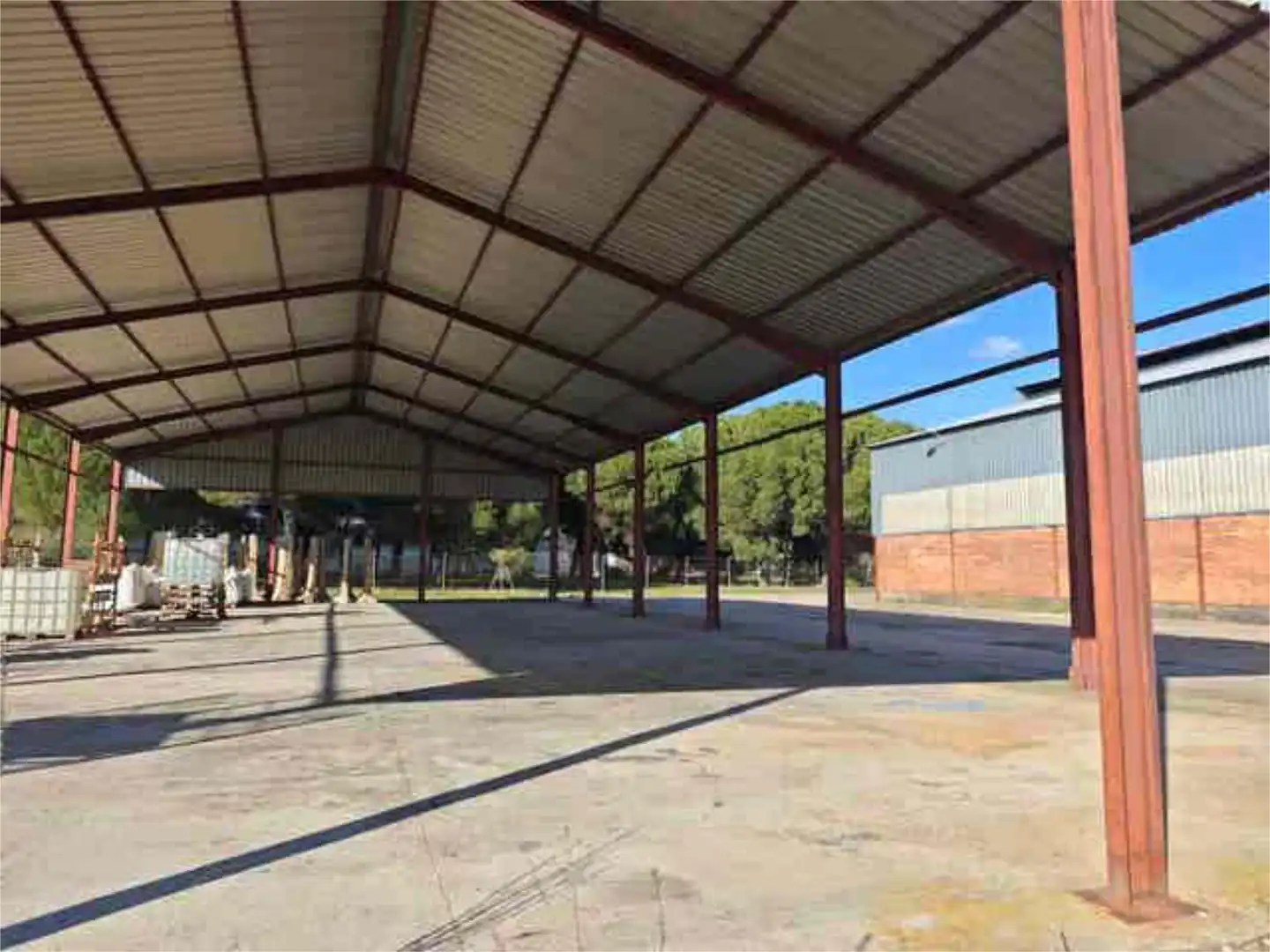 Fabrikhallen zur Miete in Alcazarén Außenansicht von Fabrikhallen zur Miete in Alcazarén