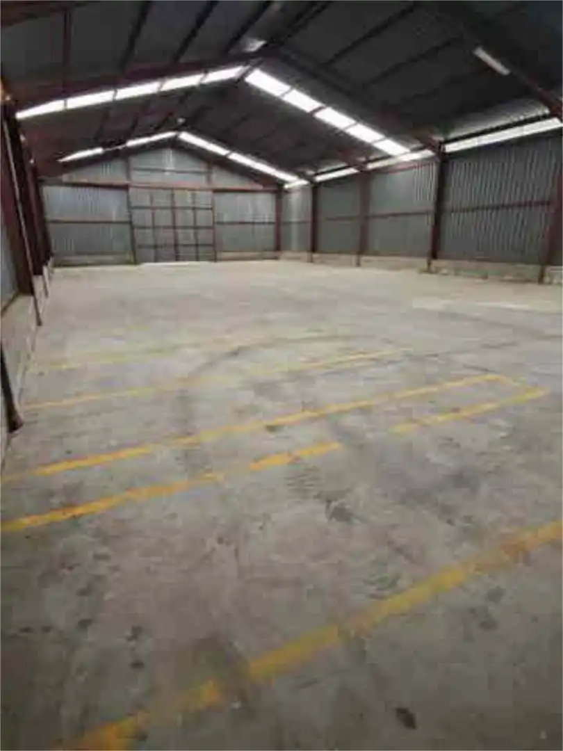 Fabrikhallen zur Miete in Alcazarén Parkplatz von Fabrikhallen zur Miete in Alcazarén