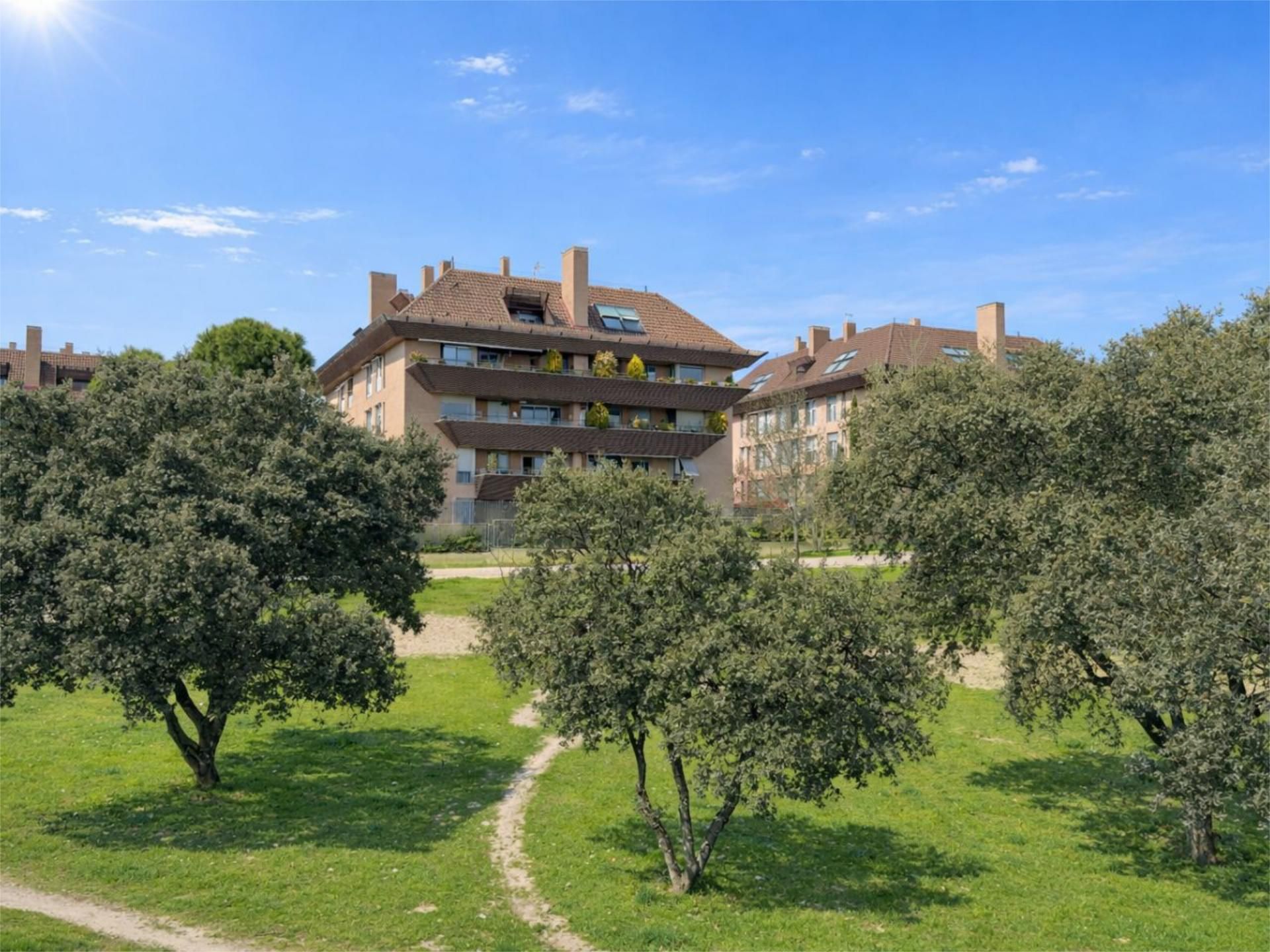 Àtic de lloguer a Calle de la Comunidad Canaria, 7, Boadilla del Monte Vista exterior de Àtic de lloguer en Boadilla del Monte amb Aire condicionat, Terrassa i Piscina