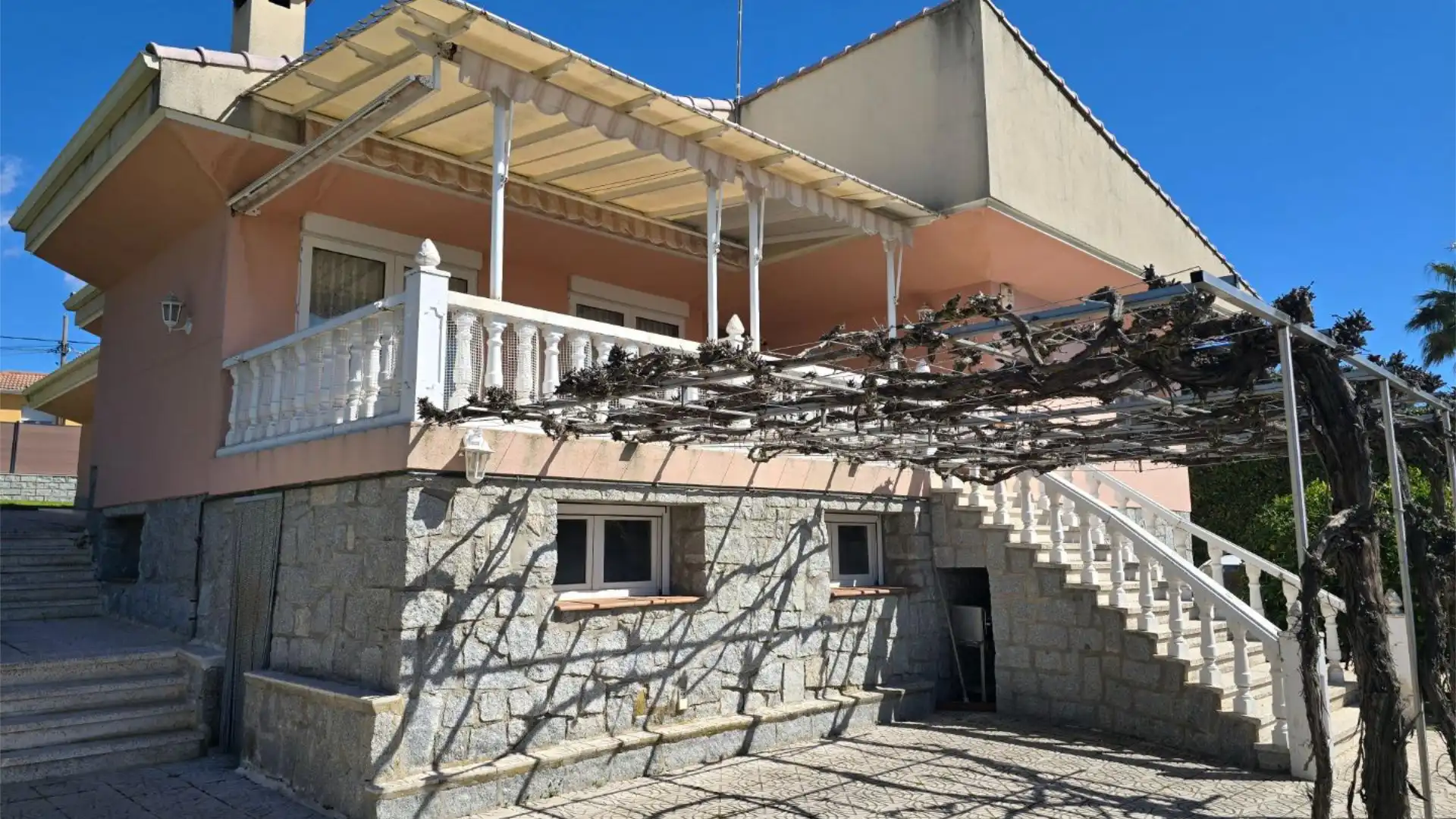 Vista exterior de Casa o xalet en venda en Villaviciosa de Odón amb Aire condicionat, Calefacció i Jardí privat
