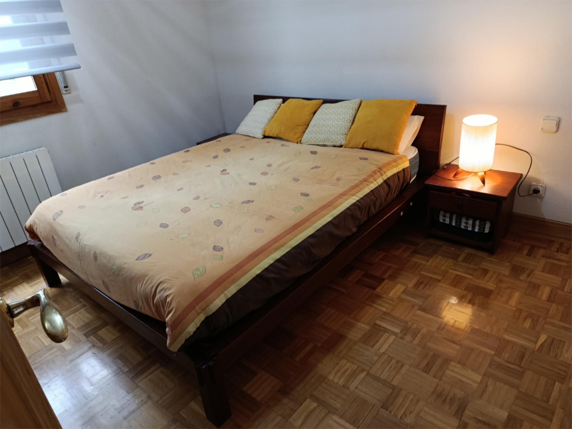 Habitación de Piso para compartir en Valle de Egüés / Eguesibar con Amueblado y Balcón
