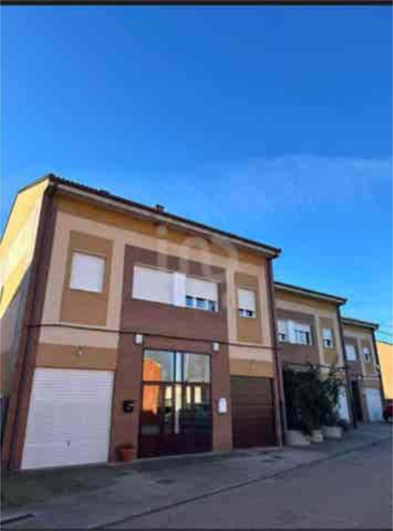 Vista exterior de Casa adosada en venta en Hospital de Órbigo con Calefacción, Jardín privado y Terraza