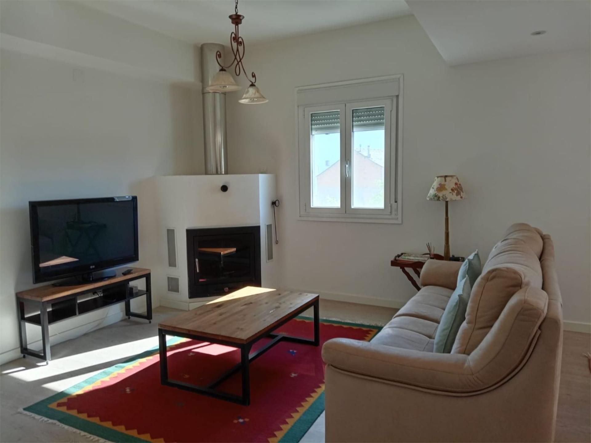 Living room of Flat for rent in Cacabelos  with Heating, Parquet flooring and Storage room