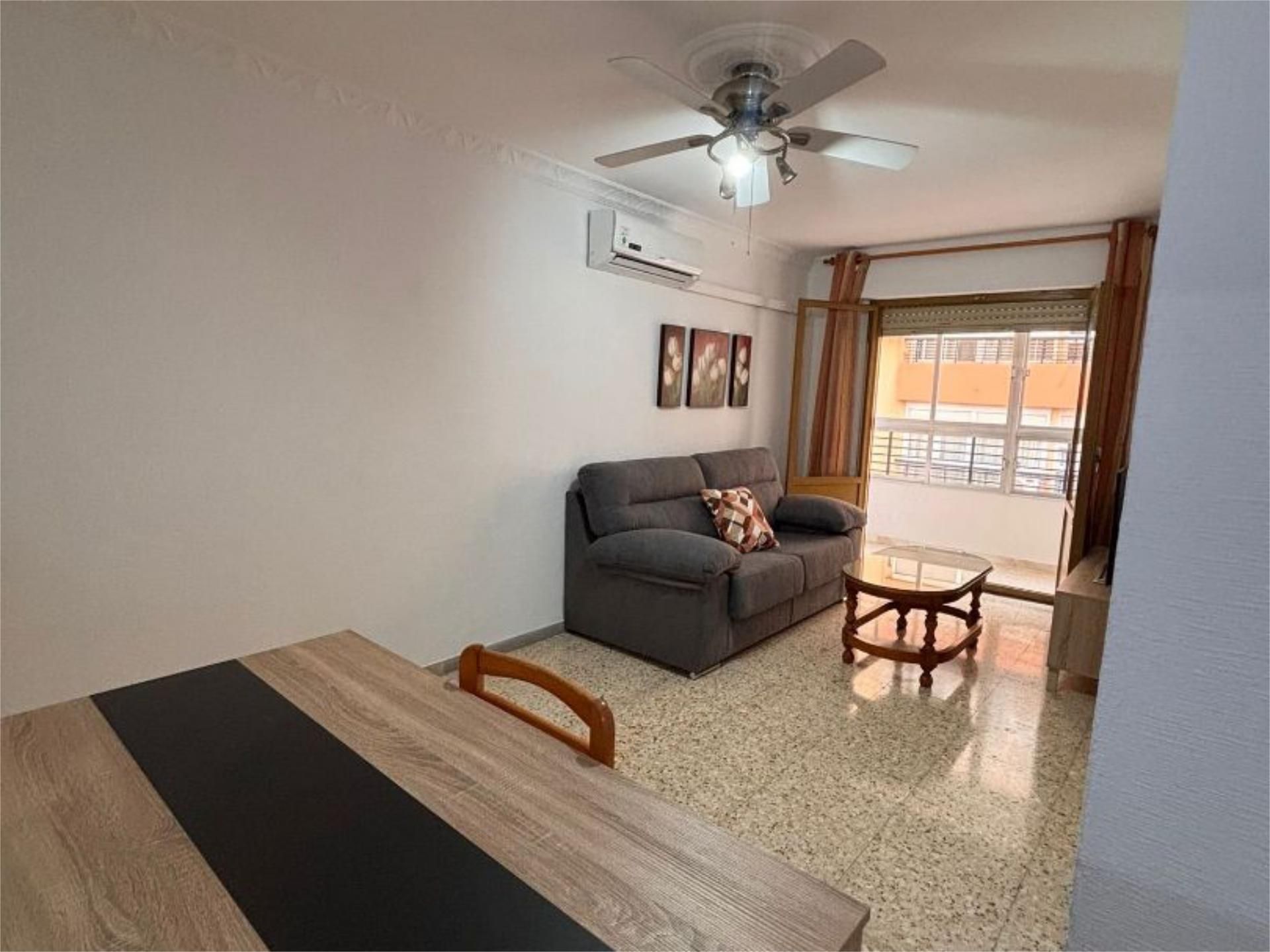 Sala d'estar de Pis de lloguer en  Almería Capital amb Aire condicionat, Terrassa i Moblat