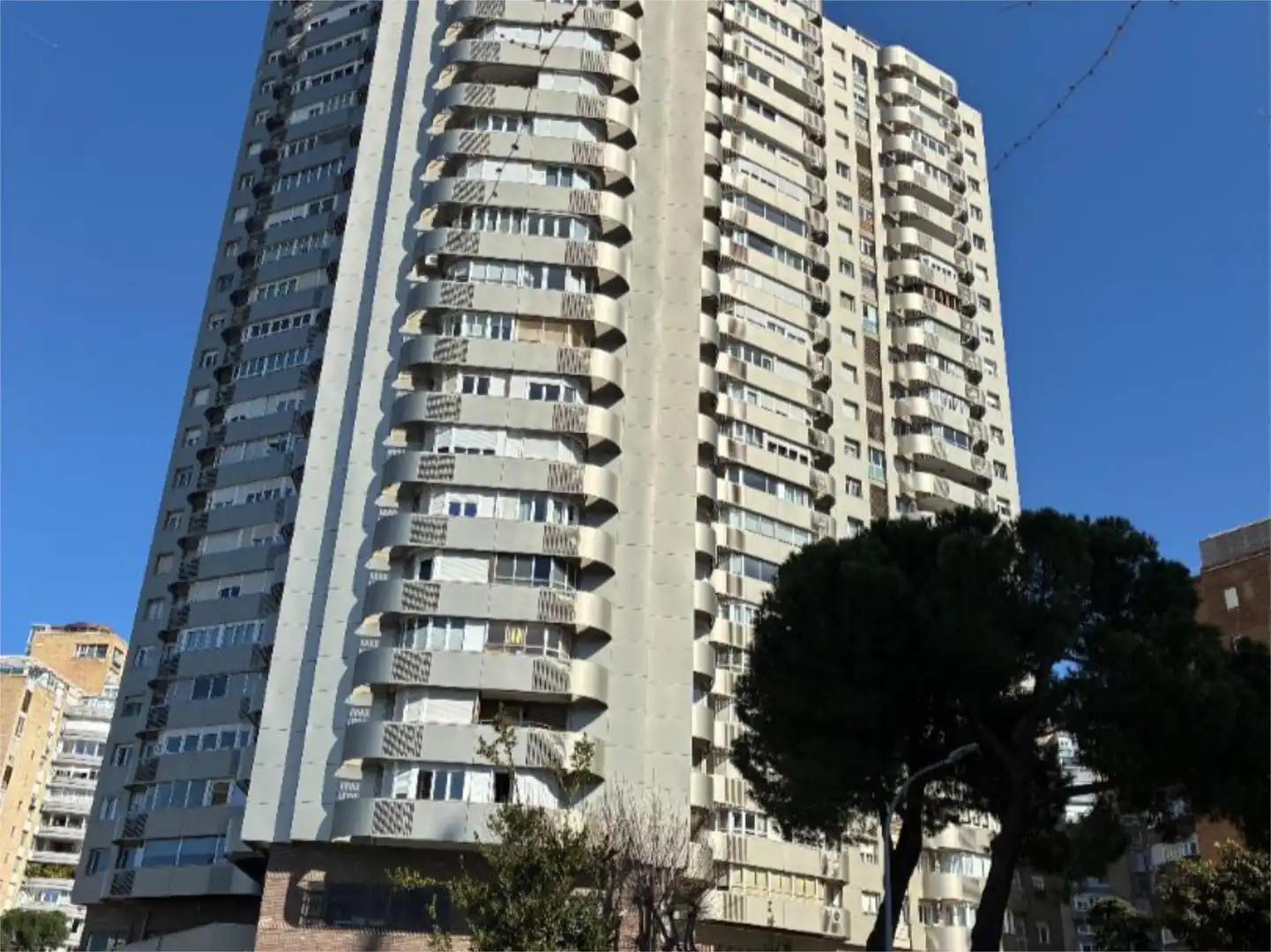 Pis en venda a Calle del Condado de Treviño, 2, Costillares Vista exterior de Pis en venda en Madrid amb Aire condicionat, Calefacció i Parquet