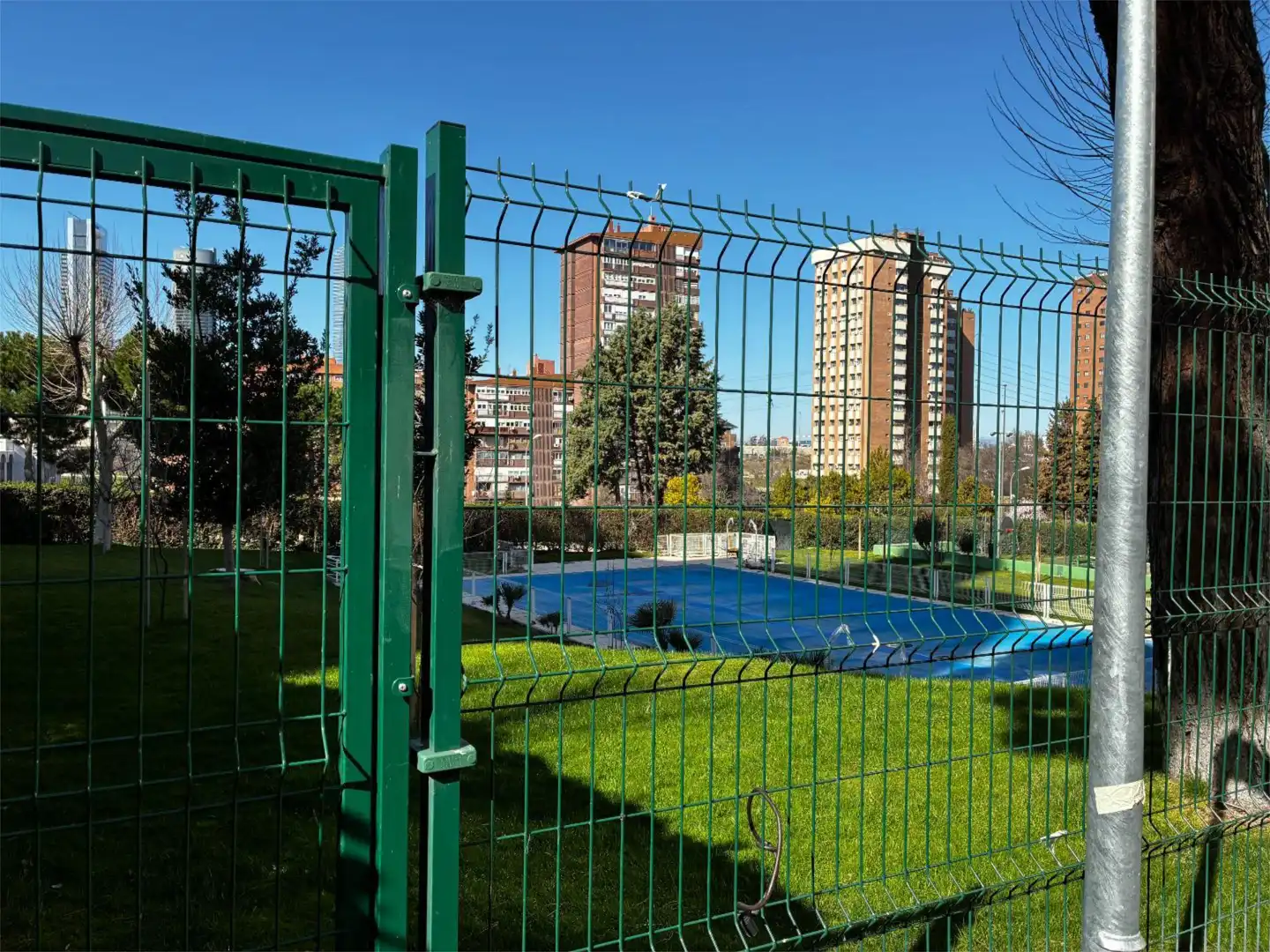 Pis en venda a Calle del Condado de Treviño, 2, Costillares Piscina de Pis en venda en Madrid amb Aire condicionat, Calefacció i Parquet
