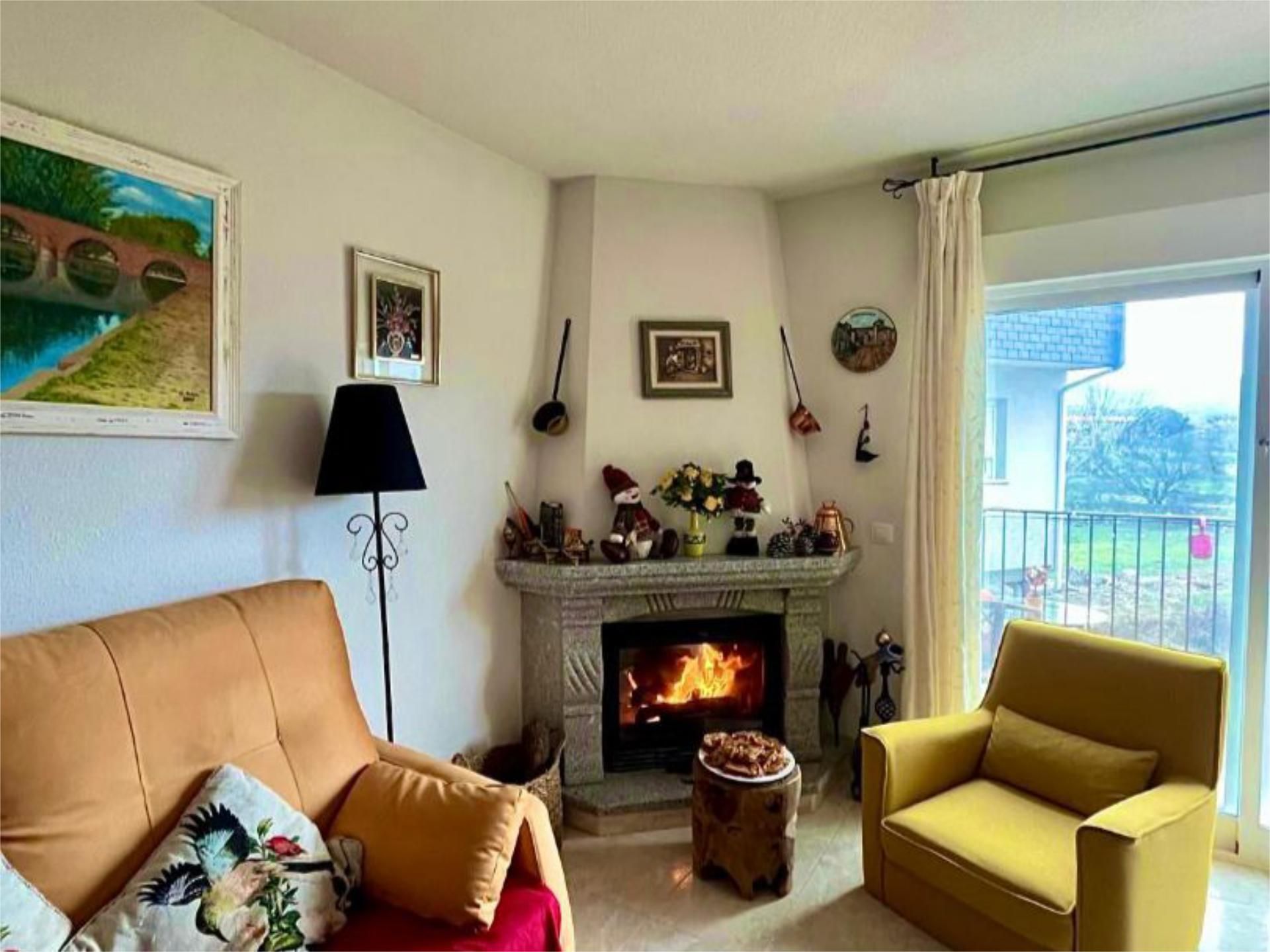 Sala d'estar de Pis en venda en Navaluenga amb Calefacció, Terrassa i Moblat