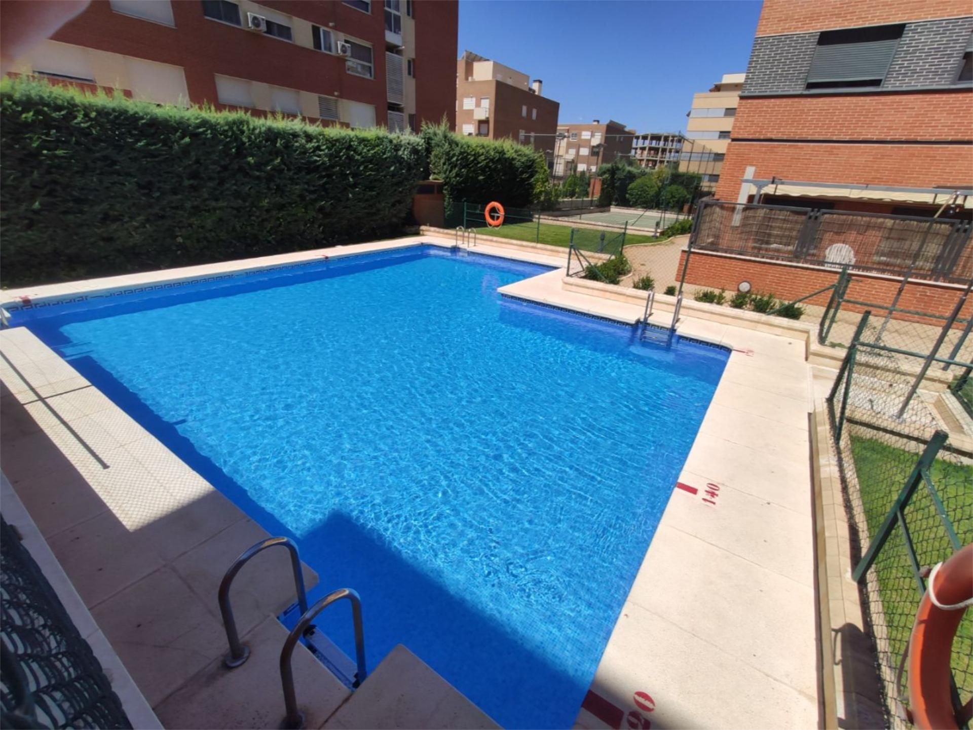 Piscina de Piso de alquiler en Ciudad Real Capital con Calefacción, Piscina y Amueblado