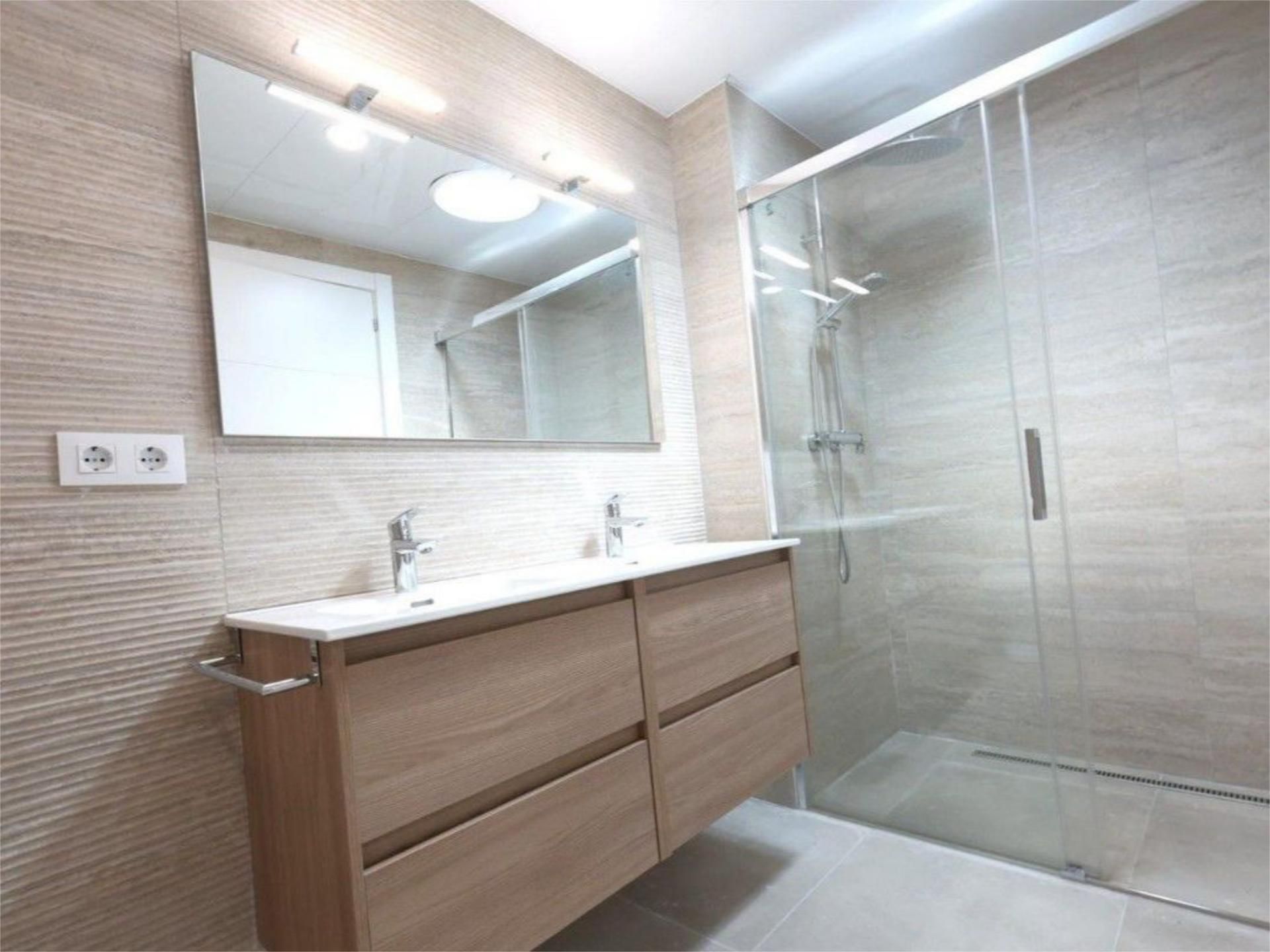 Single-family semi-detached for sale in Passatge Miquel Marti Pol, 13, Banyeres del Penedès Bathroom of Single-family semi-detached for sale in Banyeres del Penedès with Air Conditioner, Terrace and Swimming Pool