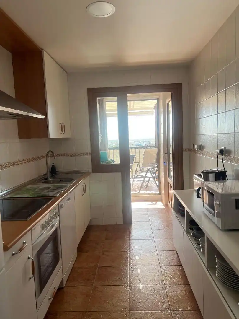 Wohnung zur Miete in Urbanización Puente Esuri, Costa Esuri Küche von Wohnung zur Miete in Ayamonte mit Klimaanlage, Privatgarten und Terrasse