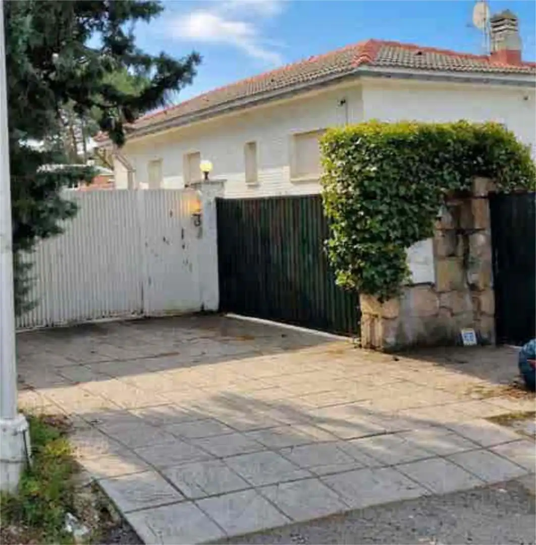 Casa adosada en venta en El Bosque Vista exterior de Casa adosada en venta en Villaviciosa de Odón con Terraza y Piscina