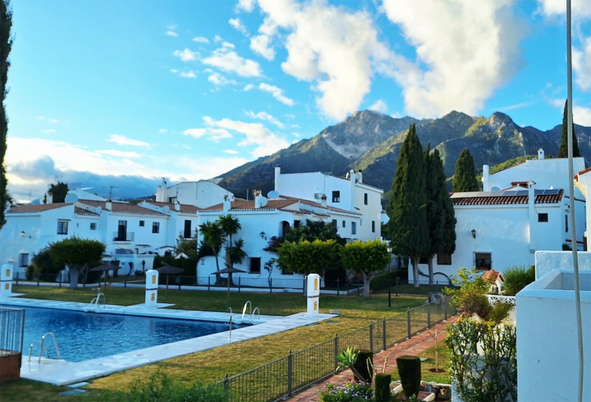 Vista exterior de Casa adosada en venta en Marbella con Terraza y Balcón
