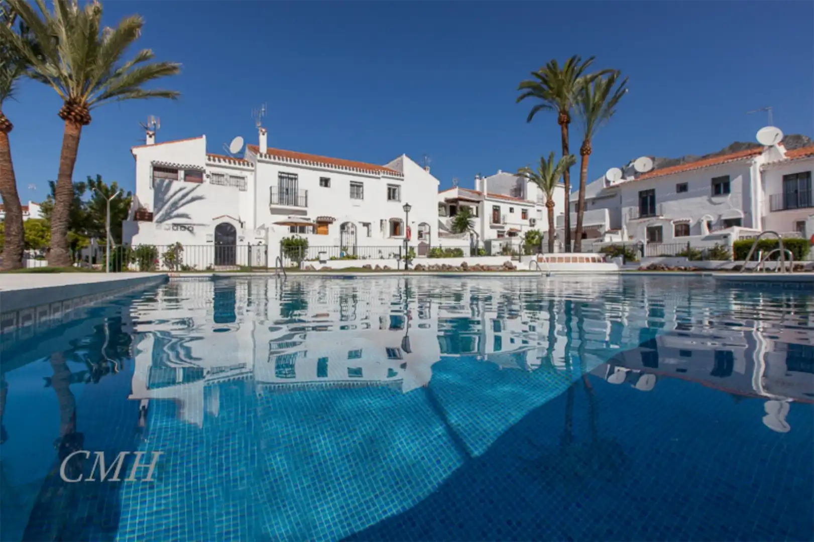 Piscina de Casa adosada en venta en Marbella con Jardín privado, Terraza y Horno