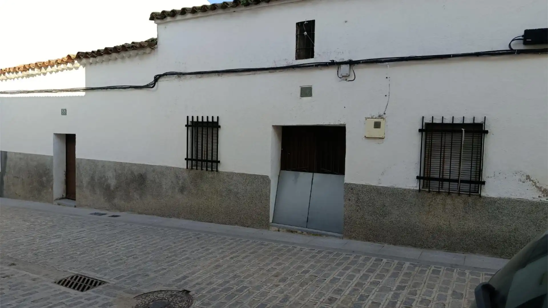 Außenansicht von Einfamilien-Reihenhaus zum Verkauf in Villaralto mit Privatgarten und Abstellraum