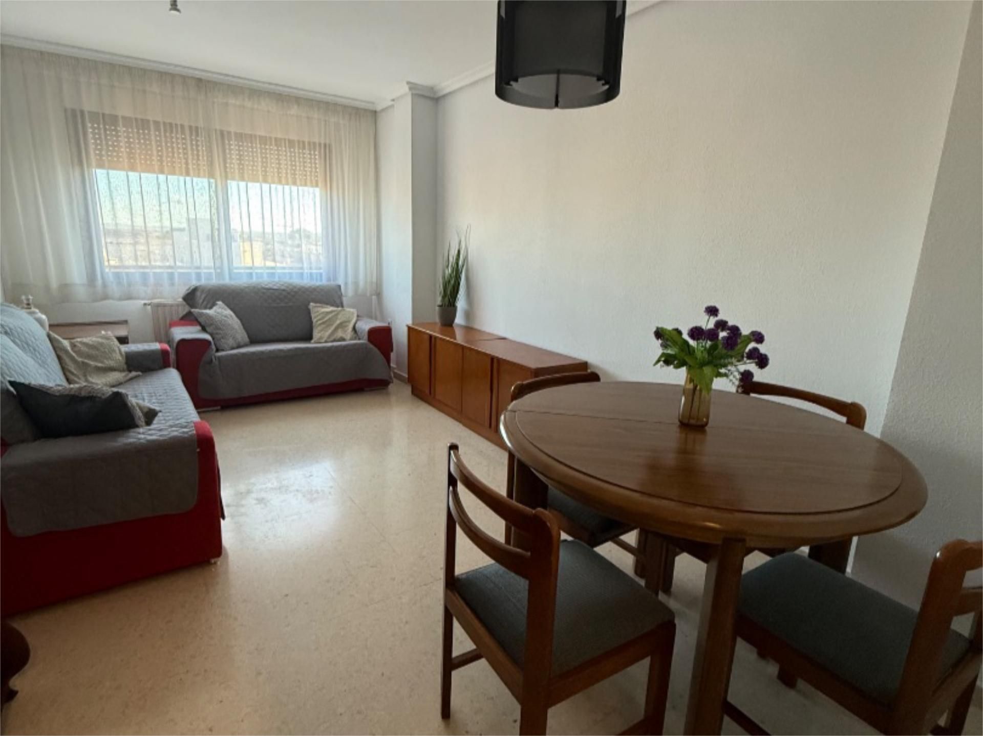 Sala de estar de Piso de alquiler en  Albacete Capital con Calefacción, Amueblado y Parking comunitario