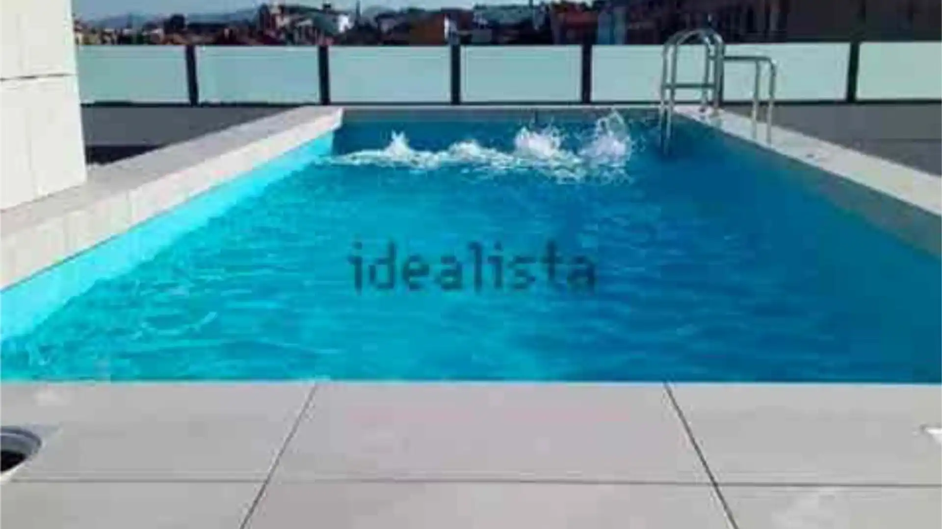 Piscina de Piso en venta en Oviedo  con Calefacción, Trastero y Piscina