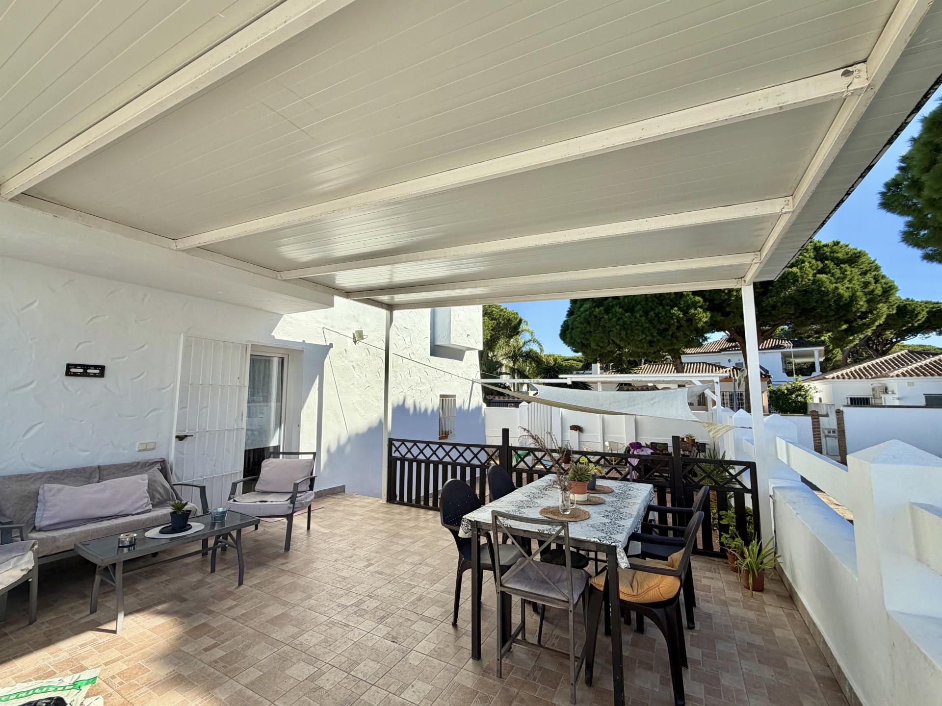 Terrasse von Einfamilien-Reihenhaus zum Verkauf in Chiclana de la Frontera mit Privatgarten, Terrasse und Schwimmbad