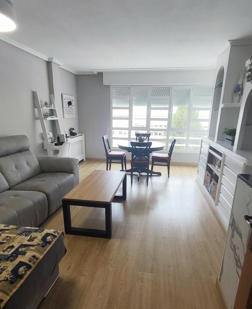 Piso en venta en Calle Asunción, 5, Flores de Sil - La Placa Sala de estar de Piso en venta en Ponferrada con Terraza y Balcón