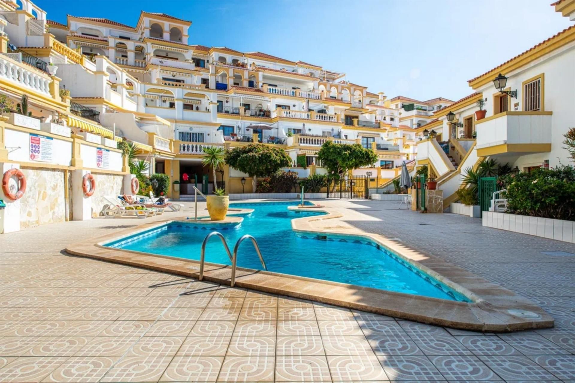 Außenansicht von Wohnung zum Verkauf in Adeje mit Heizung, Terrasse und Schwimmbad