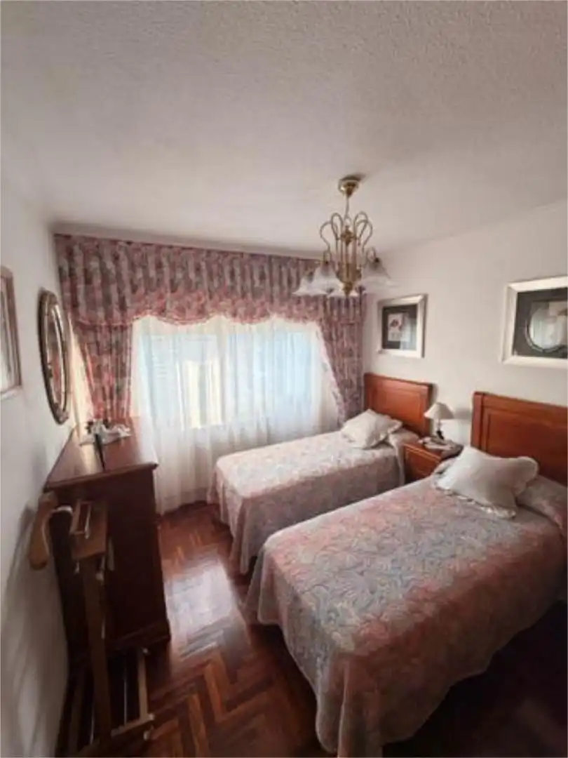 Piso en venta en As Travesas - Balaídos Habitación de Piso en venta en Vigo con Calefacción, Trastero y Amueblado