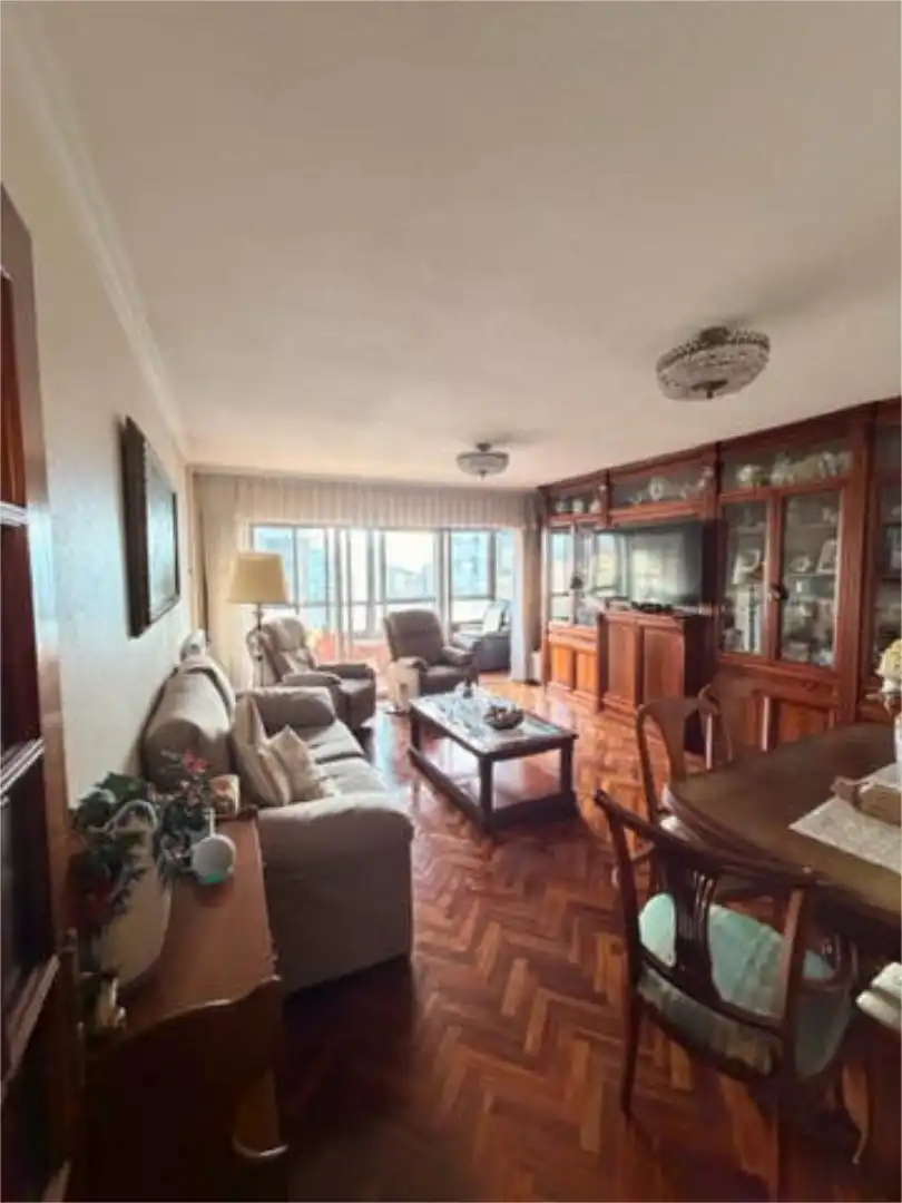 Piso en venta en As Travesas - Balaídos Sala de estar de Piso en venta en Vigo con Calefacción, Trastero y Amueblado