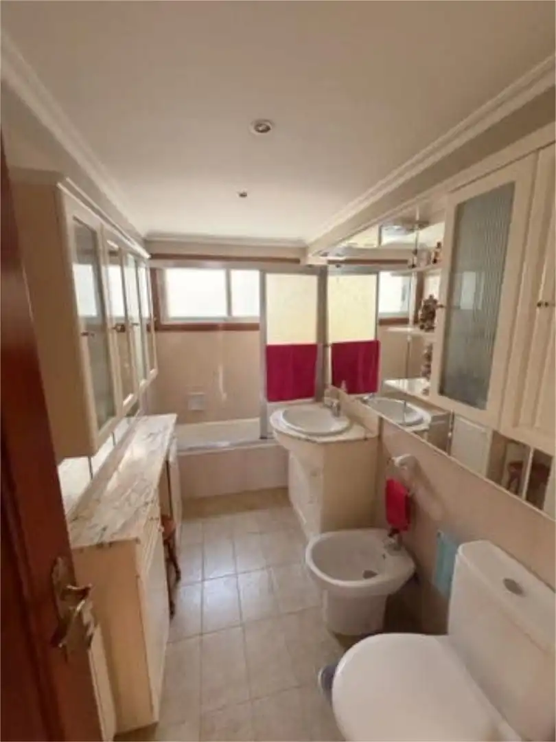 Piso en venta en As Travesas - Balaídos Baño de Piso en venta en Vigo con Calefacción, Trastero y Amueblado