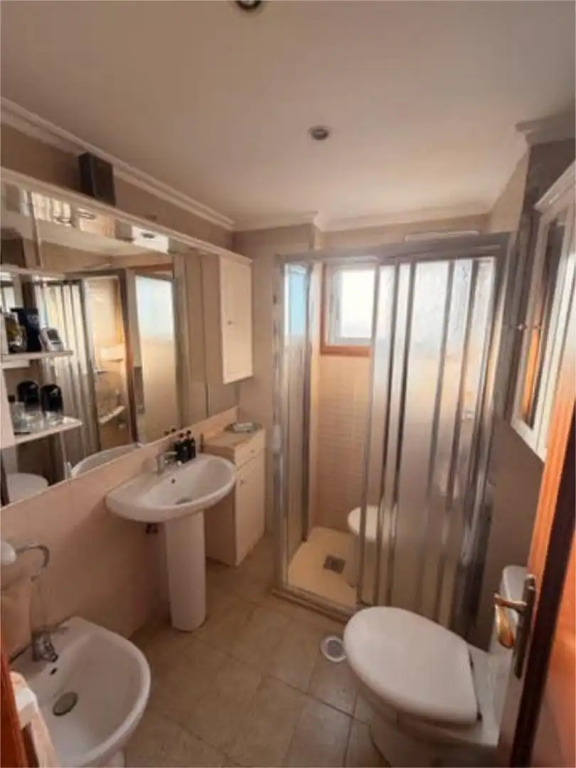 Piso en venta en As Travesas - Balaídos Baño de Piso en venta en Vigo con Calefacción, Trastero y Amueblado