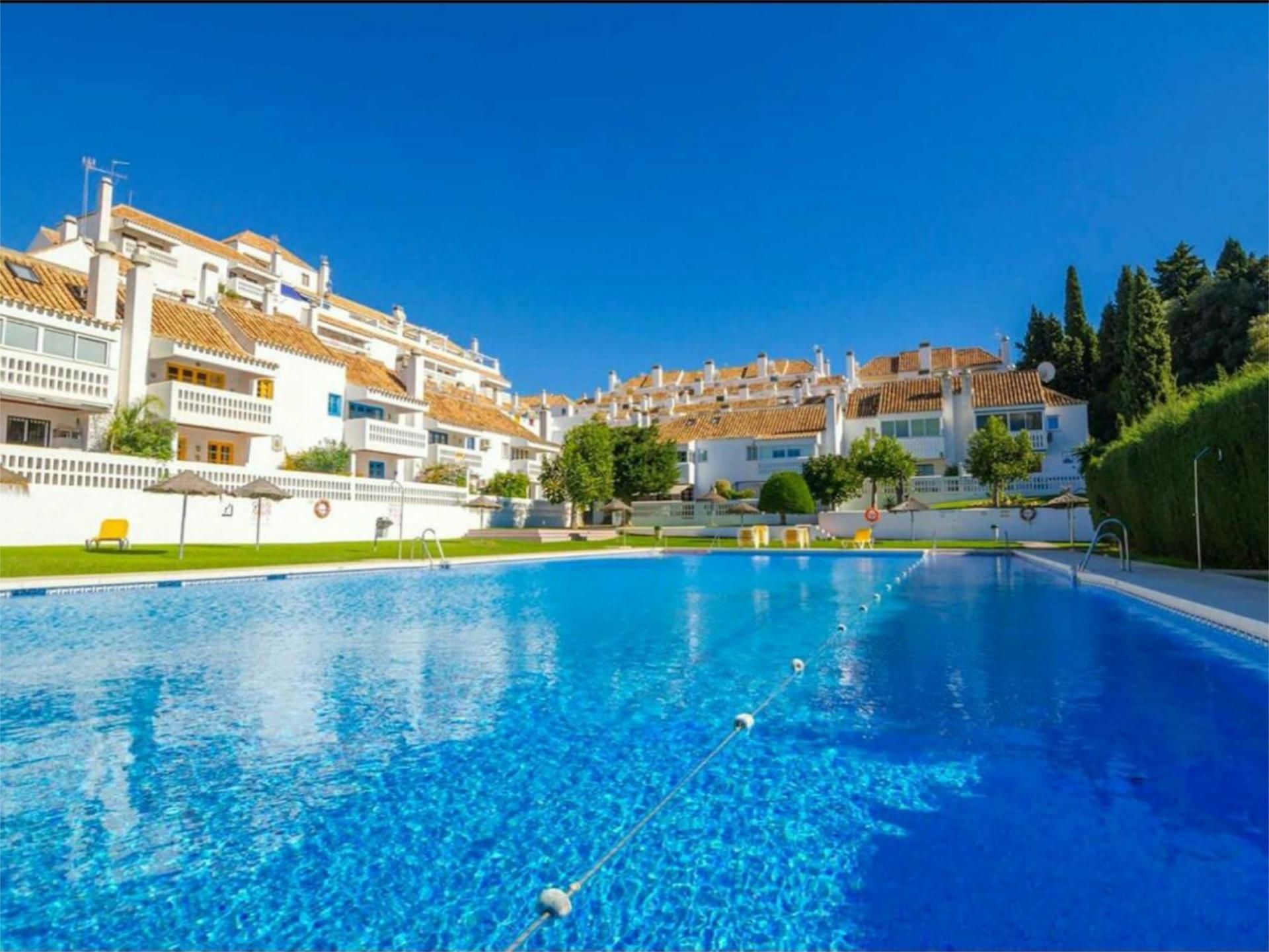 Vista exterior de Casa adosada en venta en Mijas con Aire acondicionado, Terraza y Piscina