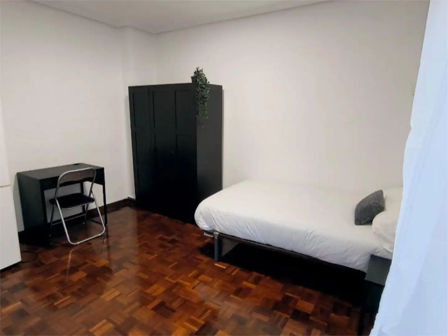 Room in Avenida Club Deportivo, 1, San Adrián