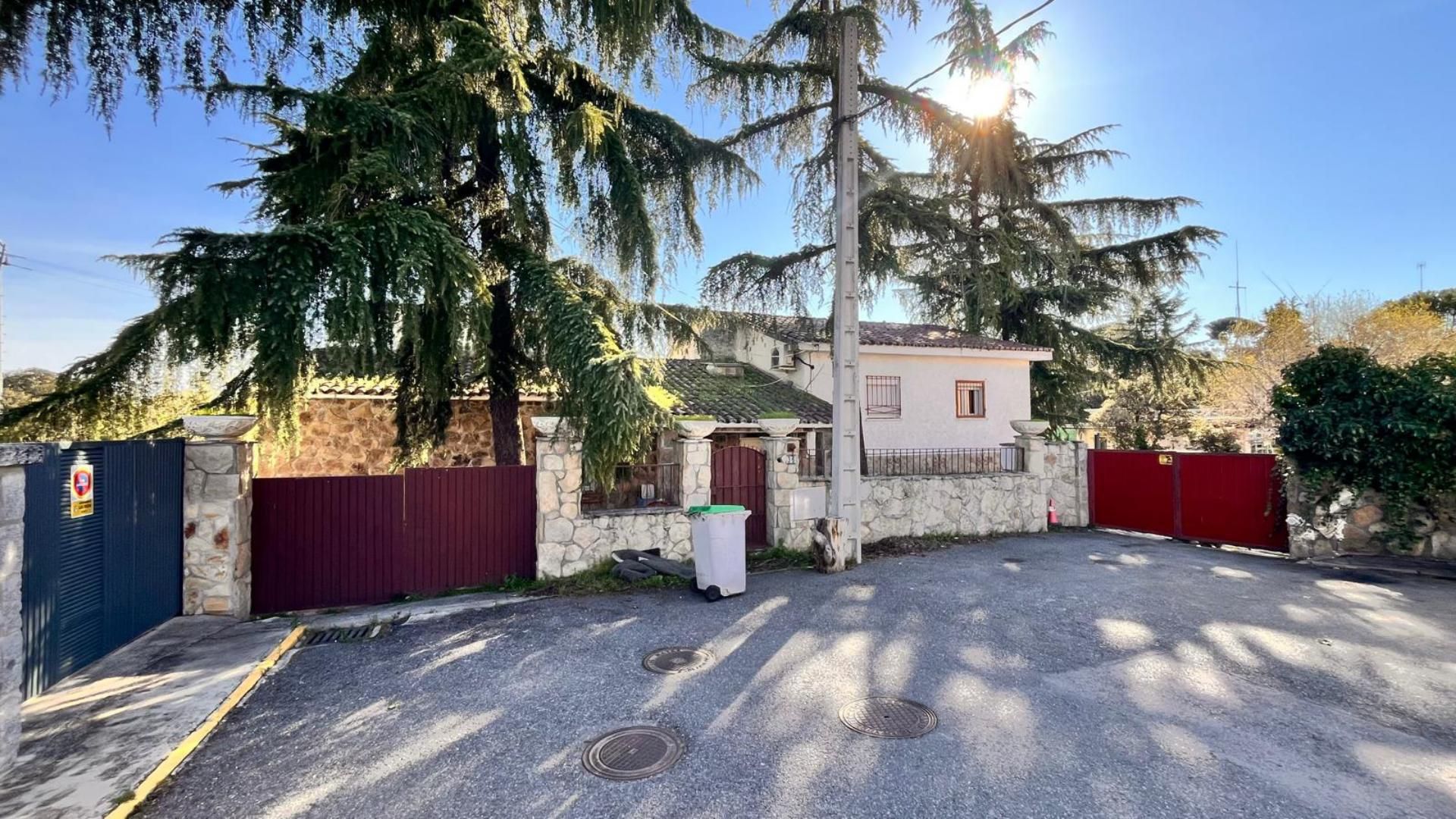 Exterior view of Houses for sale in Las Rozas de Madrid  with Guest bathroom, Guest house and Laundry room