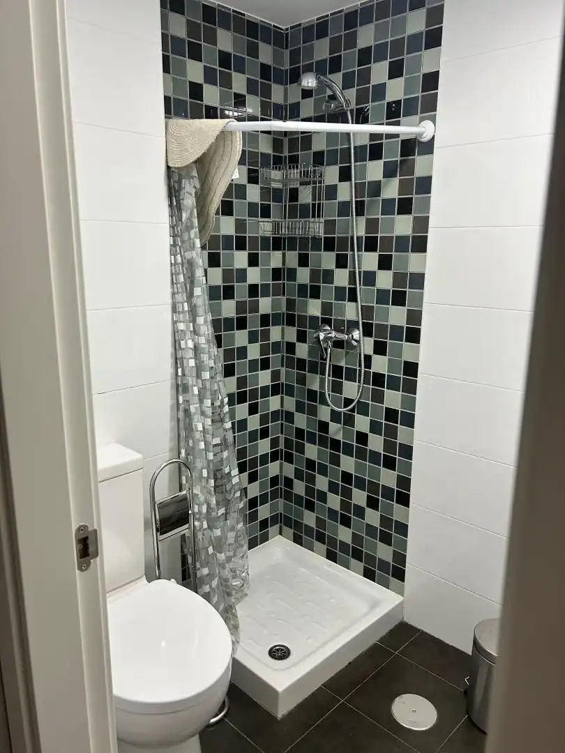 Piso en venta en Calle los Devis, 20, Alcázar de San Juan Baño de Piso en venta en Alcázar de San Juan con Aire acondicionado, Calefacción y Jardín privado