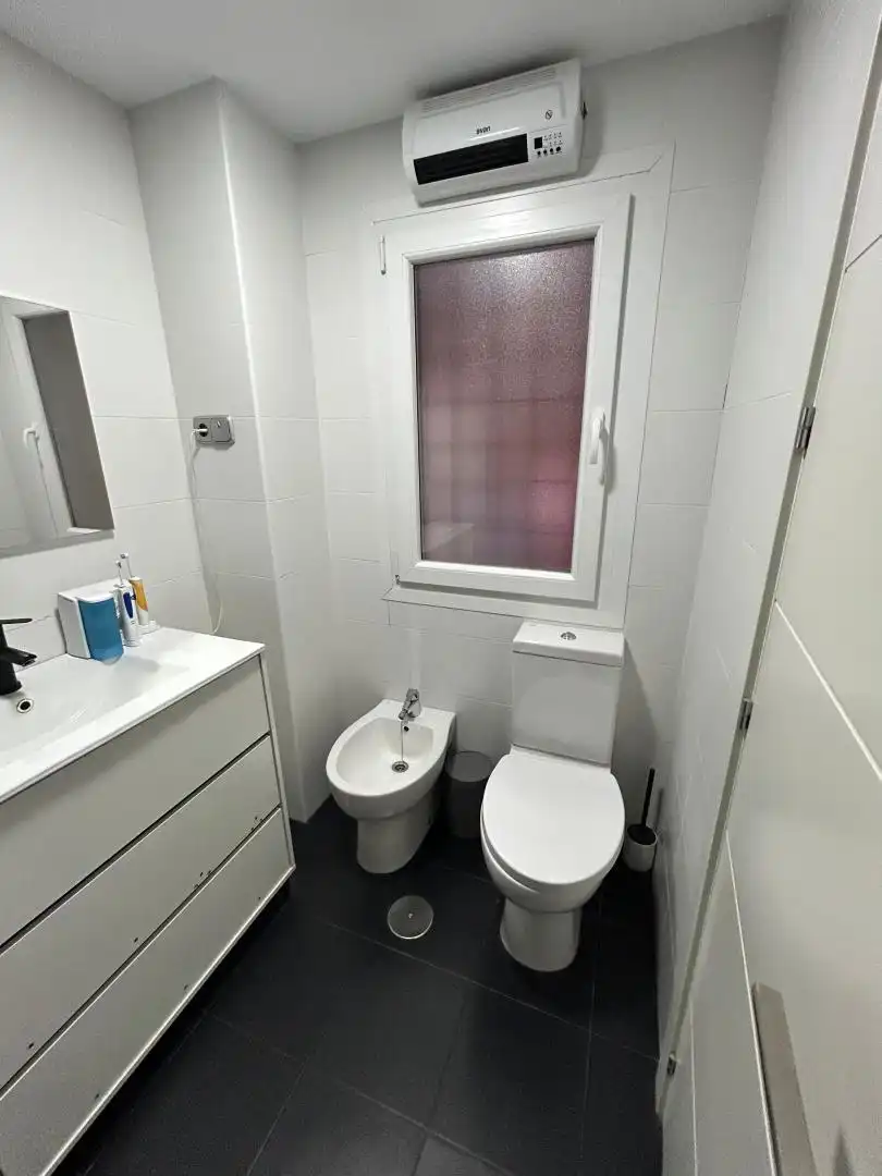 Piso en venta en Calle los Devis, 20, Alcázar de San Juan Baño de Piso en venta en Alcázar de San Juan con Aire acondicionado, Calefacción y Jardín privado