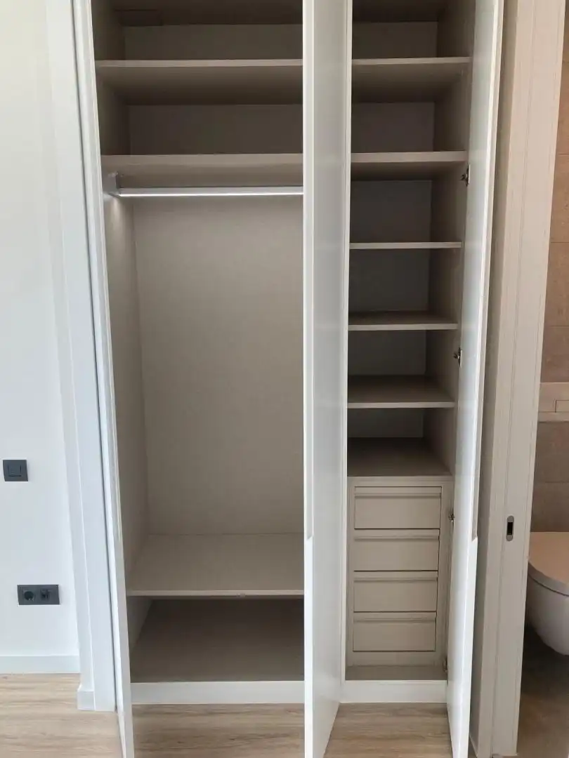 Dormitori de Apartament de lloguer en Madrid amb Aire condicionat, Calefacció i Jardí privat