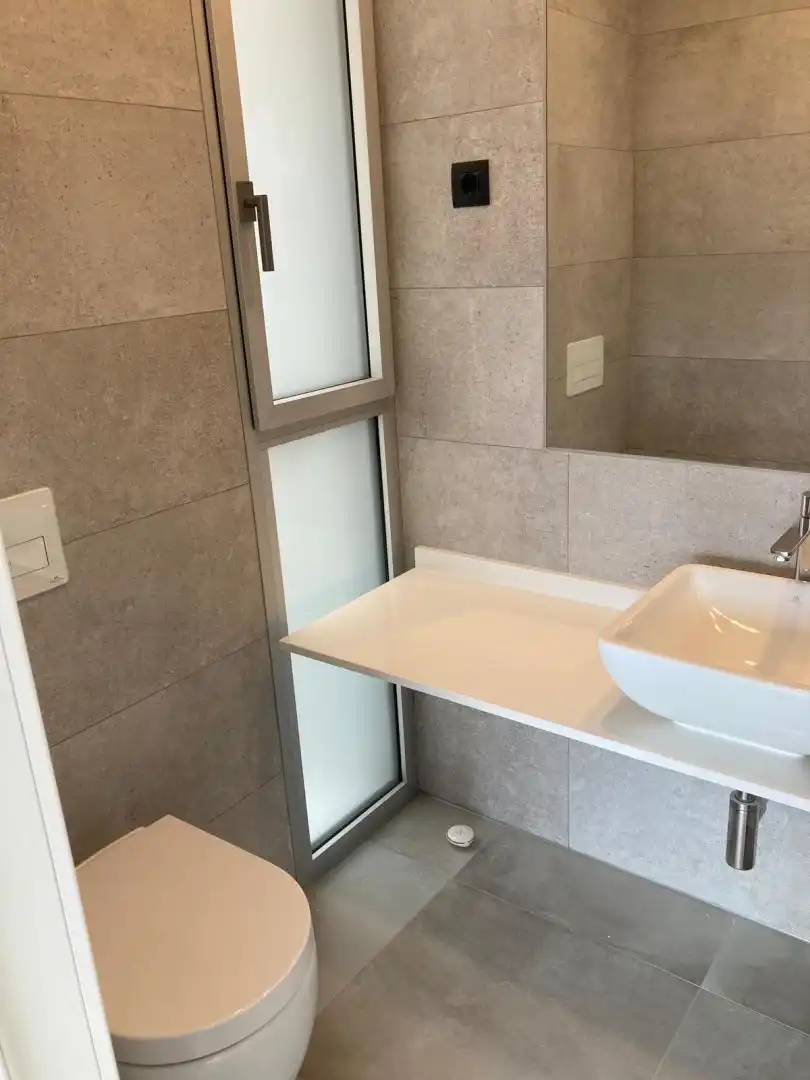 Bany de Apartament de lloguer en Madrid amb Aire condicionat, Calefacció i Jardí privat