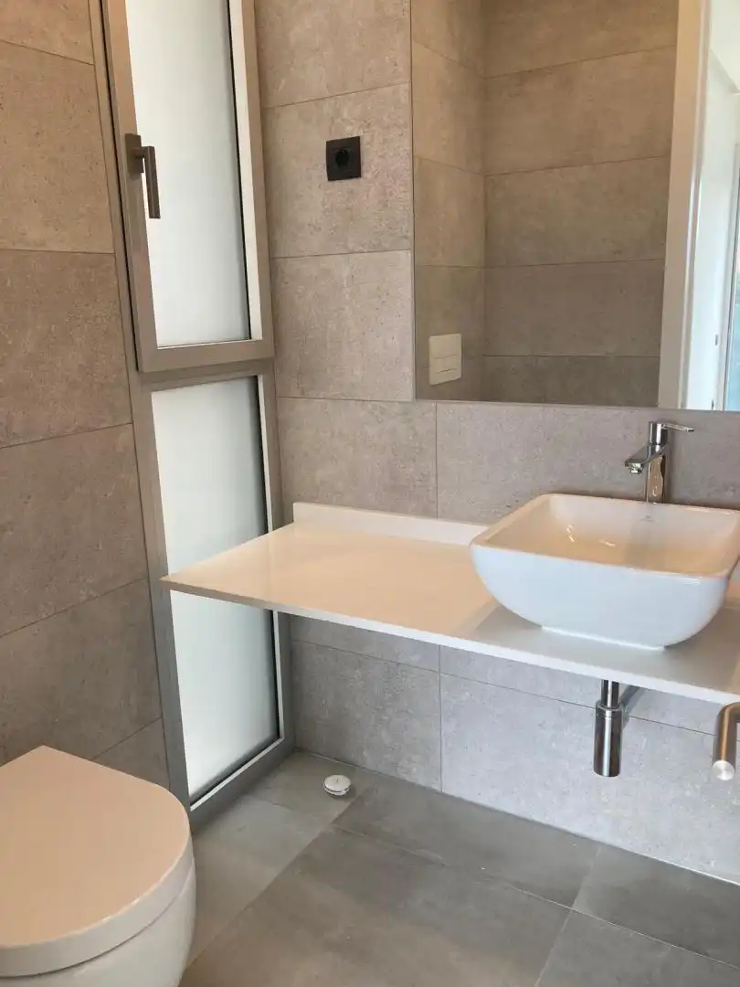 Bany de Apartament de lloguer en Madrid amb Aire condicionat, Calefacció i Jardí privat