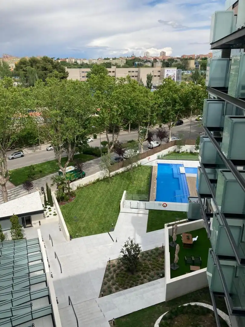 Piscina de Apartament de lloguer en Madrid amb Aire condicionat, Calefacció i Jardí privat