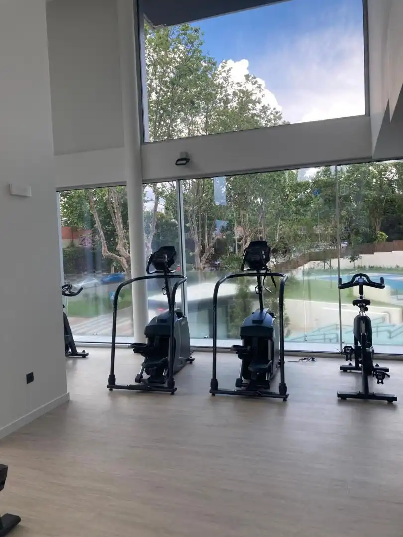 Piscina de Apartament de lloguer en Madrid amb Aire condicionat, Calefacció i Jardí privat