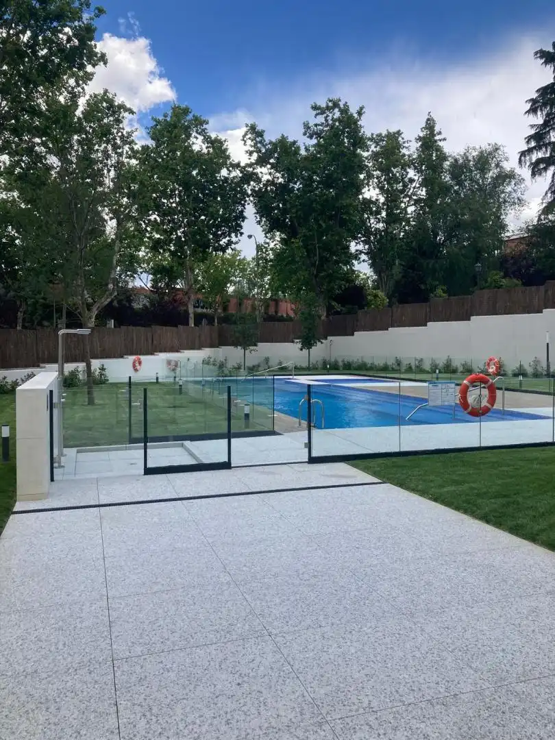 Piscina de Apartament de lloguer en Madrid amb Aire condicionat, Calefacció i Jardí privat